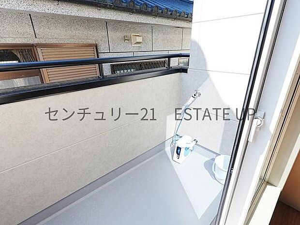 【バルコニー】バルコニーもあるので洗濯物もよく乾きそうです。