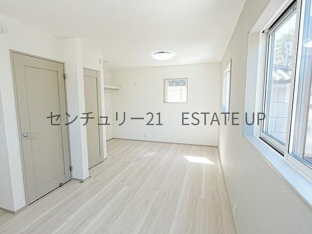 【洋室】二つの入り口で広々とした洋室です。仕切って分けてお使いもできます♪