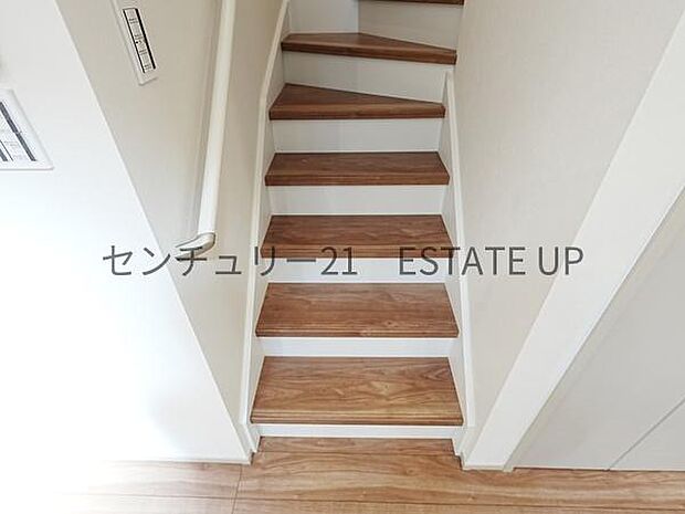 【階段】リビング階段なので家族のコミュニケーションが増えますね。