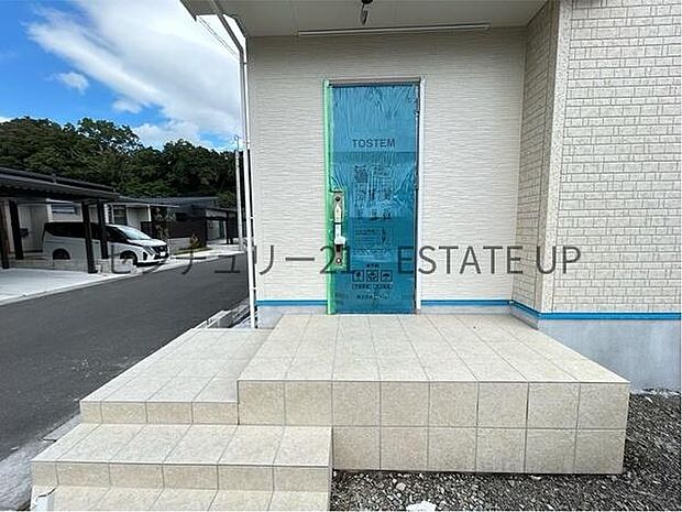 【玄関】階段がありオシャレな玄関入口です。