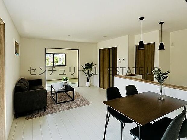 【リビング】心地いい光が差し込みます。過ごしやすいリビングで家族が快適な日々が送れます。※ホームステージングしているイメージ図です。