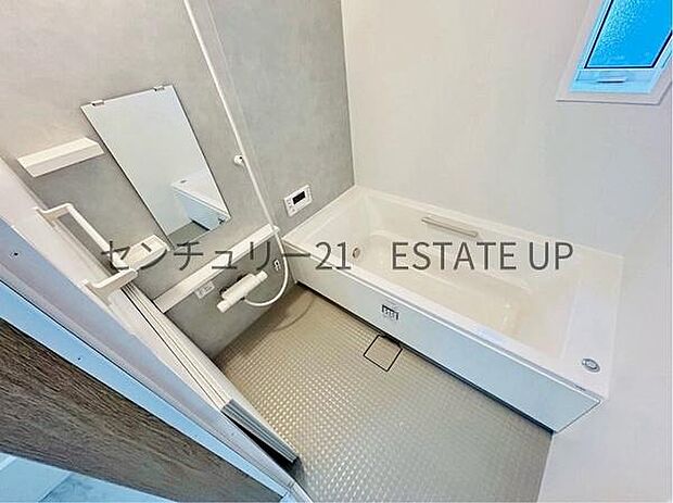 【バス】1日の疲れを癒してくれる広々としたバスルーム。