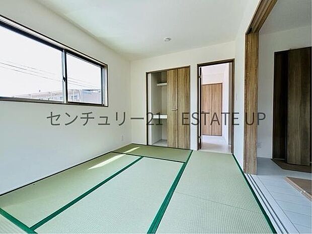 【和室】リビング奥の和室は、思い切りお子様が遊べるキッズスペースにぴったり！