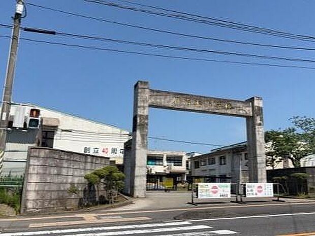 姶良市立加治木小学校まで1311m、姶良市立加治木小学校(校訓:よく学ぶ子・やさしい子・たくましい子)が最寄りにあります。