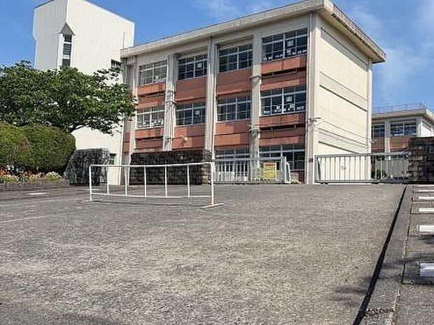姶良市立加治木中学校まで401m、姶良市立加治木中学校(校訓:「向学・自主・創造」)がすぐそばにあり、学びを大切に自主的に行動し、創造力を伸ばす教育環境