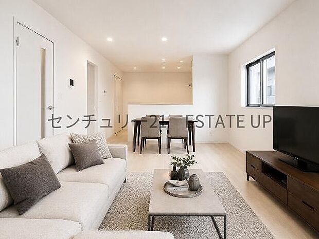 【リビング】リビング空間にキッチンがあり、みんなで食事を楽しめる空間。※ホームステージングしているイメージ図です。