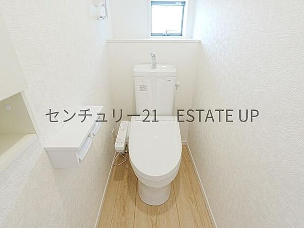 【トイレ】温水洗浄便座付きのトイレです。