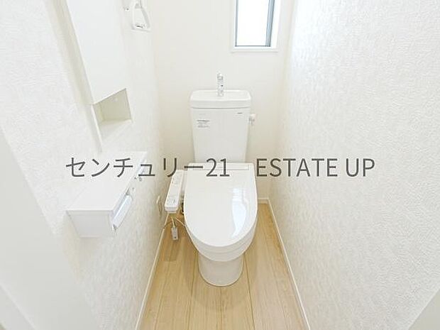 【トイレ】二階トイレ。各階にトイレが付いているので、忙しい朝の時間帯にも安心。