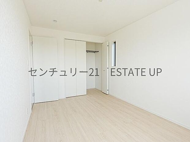 【洋室】クローゼットがあるのですぐに着替えができ便利です♪