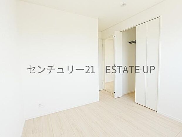 【洋室】クローゼットがあるのですぐに着替えができ便利です♪