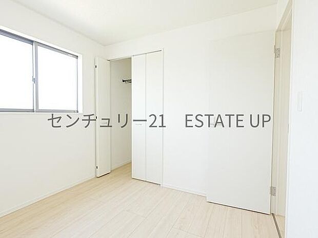 【洋室】窓がついていることで日中も明るくお部屋で過ごせます。