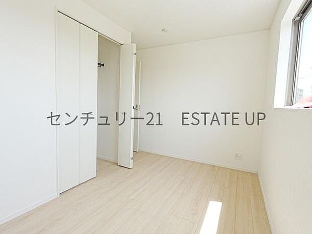 【洋室】窓がついていることで日中も明るくお部屋で過ごせます。