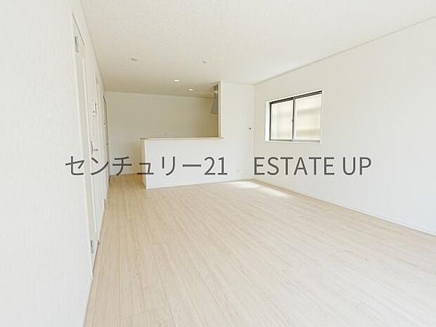 【リビング】ご家族皆様でゆったりとお過ごしいただけるリビングです。