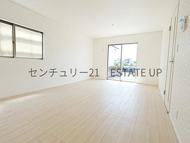 【リビング】心地いい光が差し込みます。過ごしやすいリビングで家族が快適な日々が送れます。