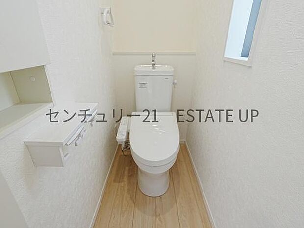 【トイレ】温水洗浄便座付きのトイレです。