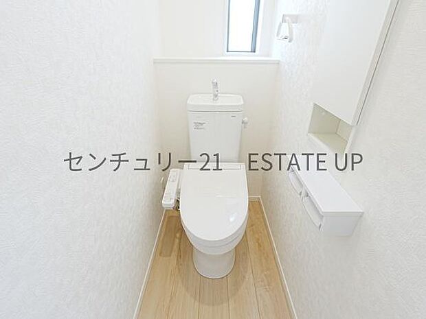 【トイレ】二階トイレ。各階にトイレが付いているので、忙しい朝の時間帯にも安心。