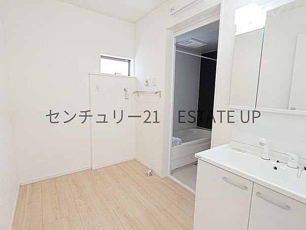 【洗面台・洗面所】洗面所横のスペース。ランドリールームでも収納スペースでも多様にご使用できます♪