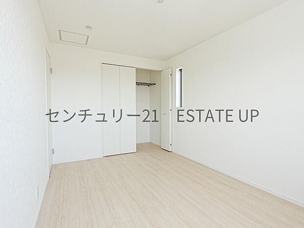 【洋室】クローゼットがあるのですぐに着替えができ便利です♪