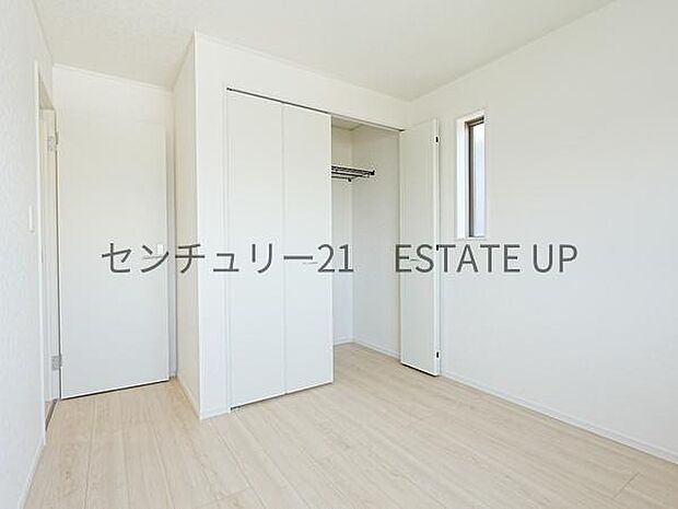 【洋室】クローゼットがあるのですぐに着替えができ便利です♪