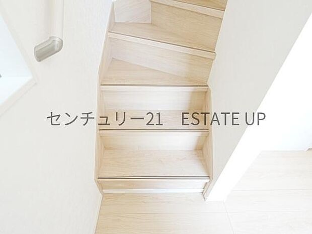 【階段】階段の途中でふと顔を合わせる、そんな日常の一コマが愛おしい。