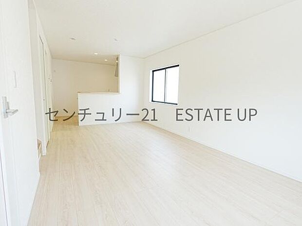 【リビング】ご家族皆様でゆったりとお過ごしいただけるリビングです。