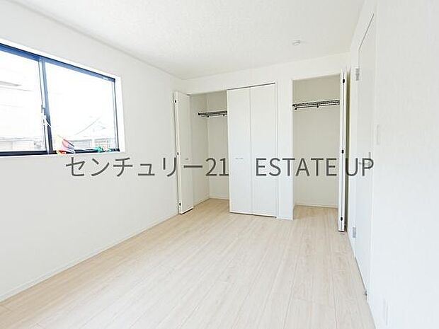 【洋室】クローゼットがあるのですぐに着替えができ便利です♪