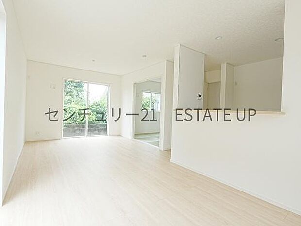 【リビング】お好きにアレンジして家具を置き、ご家族で安らげる癒しの空間をお作りいただけます。