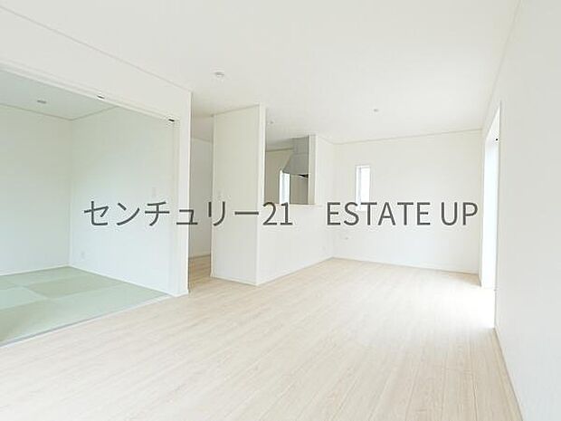 【リビング】リビングに畳の部屋があり来客室やキッズのスペース多様にご使用いただけます。