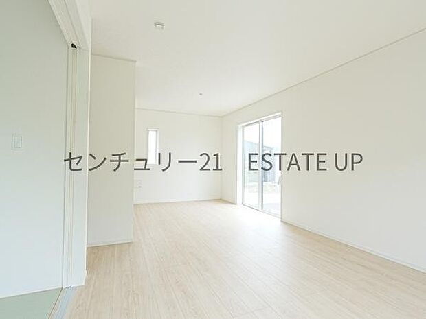 【リビング】ご家族皆様でゆったりとお過ごしいただけるリビングです。
