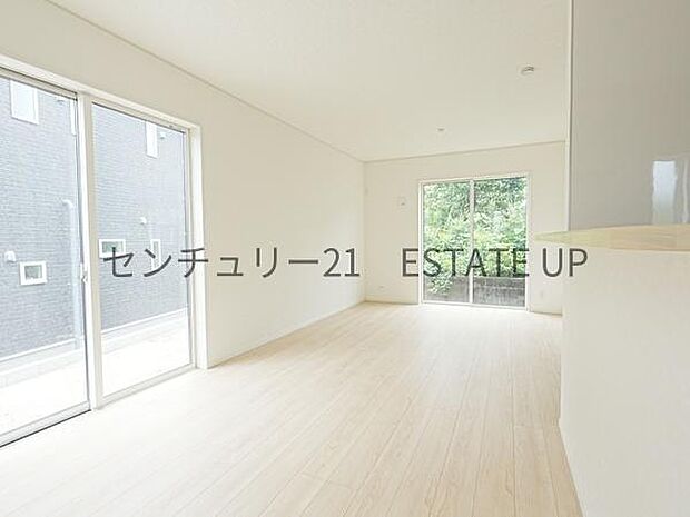 【リビング】大きな窓から明るい陽光が差し込み、ご家族皆様でゆったりとお過ごしいただけるリビングダイニングです。