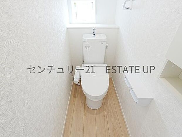 【トイレ】温水洗浄便座付きのトイレです。