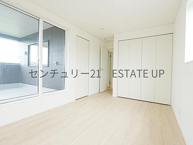 【洋室】バルコニーに面した明るい洋室です。