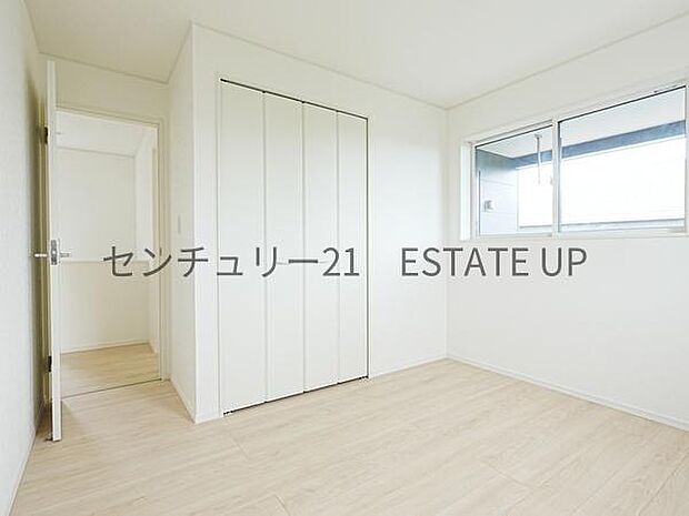 【洋室】クローゼットがあるのですぐに着替えができ便利です♪