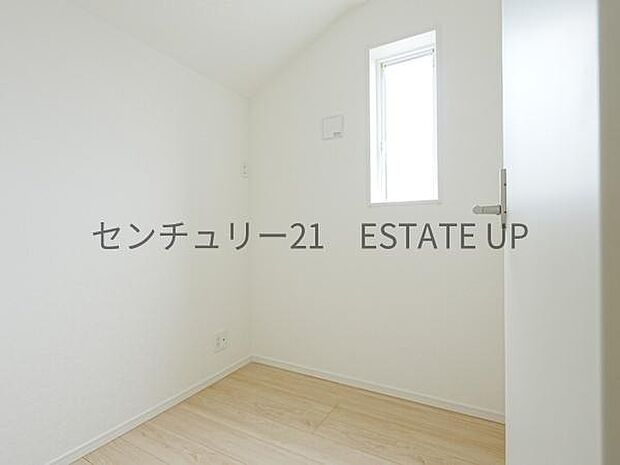 【洋室】2帖の小室。収納としてもテレワークとしても多様にご使用できます。