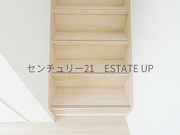 【階段】階段の途中でふと顔を合わせる、そんな日常の一コマが愛おしい。