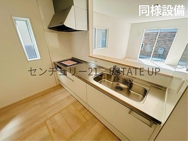 【同様設備 キッチン】解放感のあるキッチンスペースです。