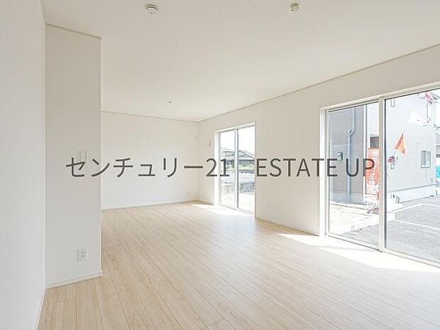 【リビング】ご家族皆様でゆったりとお過ごしいただけるリビングです。