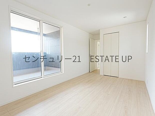 【洋室】バルコニーに面した明るい洋室です。