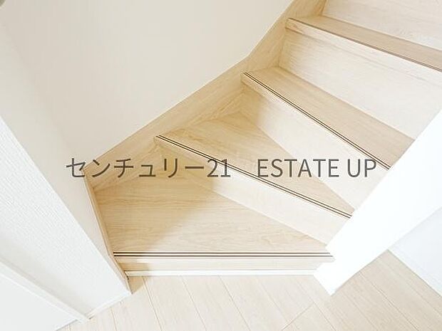 【階段】階段の途中でふと顔を合わせる、そんな日常の一コマが愛おしい。