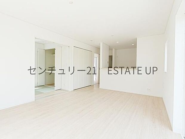 【リビング】お好きにアレンジして家具を置き、ご家族で安らげる癒しの空間をお作りいただけます。