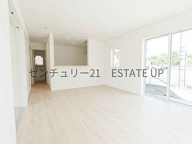 【リビング】ご家族皆様でゆったりとお過ごしいただけるリビングです。