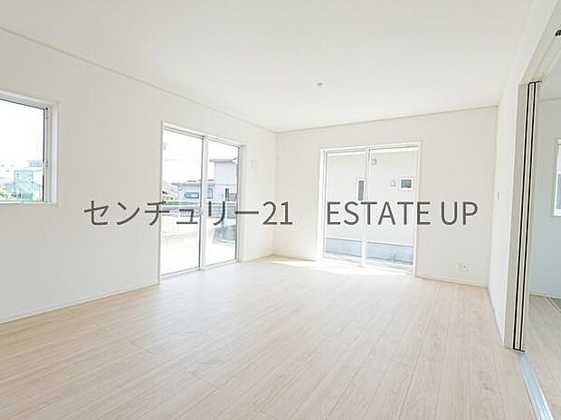 【リビング】心地いい光が差し込みます。過ごしやすいリビングで家族が快適な日々が送れます。