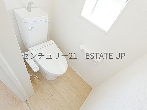 【トイレ】温水洗浄便座付きのトイレです。