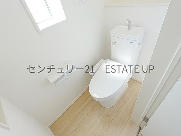 【トイレ】二階トイレ。各階にトイレが付いているので、忙しい朝の時間帯にも安心。