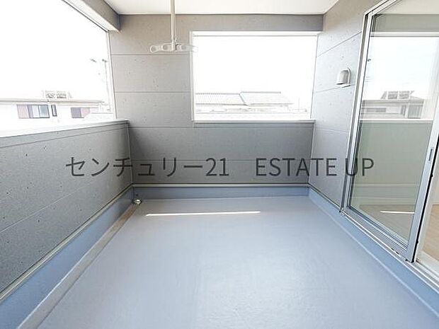 【バルコニー】広々としたバルコニーで夏はBBQもでき、多様にお使いできます。