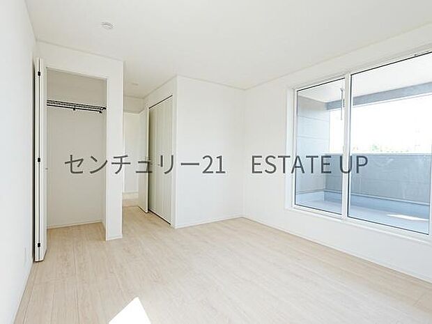 【洋室】バルコニーに面した明るい洋室です。