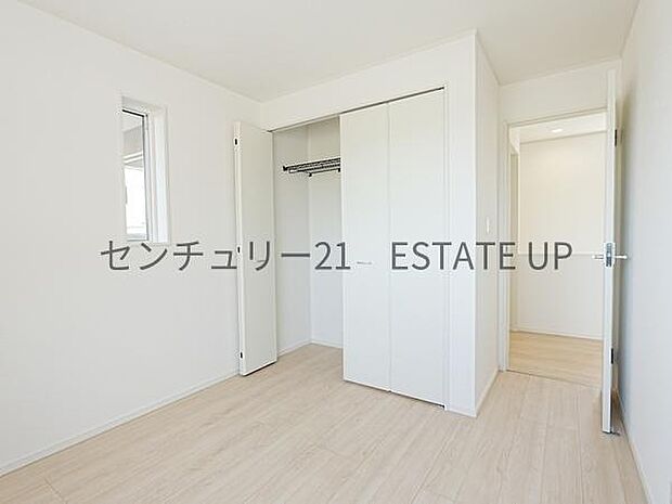 【洋室】クローゼットがあるのですぐに着替えができ便利です♪