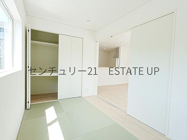【和室】リビングに和室があり、来客室にも、思い切りお子様が遊べるキッズスペースにもお昼寝スペースにも多様に使用できます!