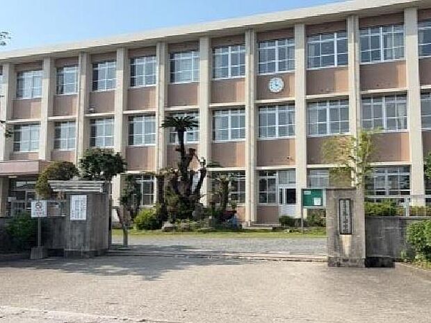 霧島市立隼人中学校まで2908m、個性を尊重し、学びやすい環境を提供しています。部活動も盛んで、生徒同士の絆が深まる楽しい学校生活が魅力です。
