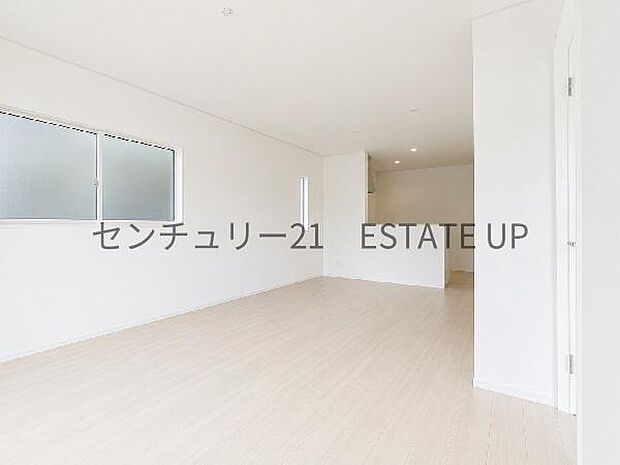 【リビング】ご家族皆様でゆったりとお過ごしいただけるリビングです。